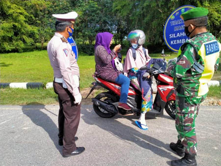 Aparat Gabungan TNI,Polri, Dishub dan Diskes Siaga di Pos Pantau Covid'19